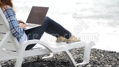 年轻有魅力的女人正在使用笔记本电脑，靠近美丽的自然和度假村的<strong>水景</strong>。